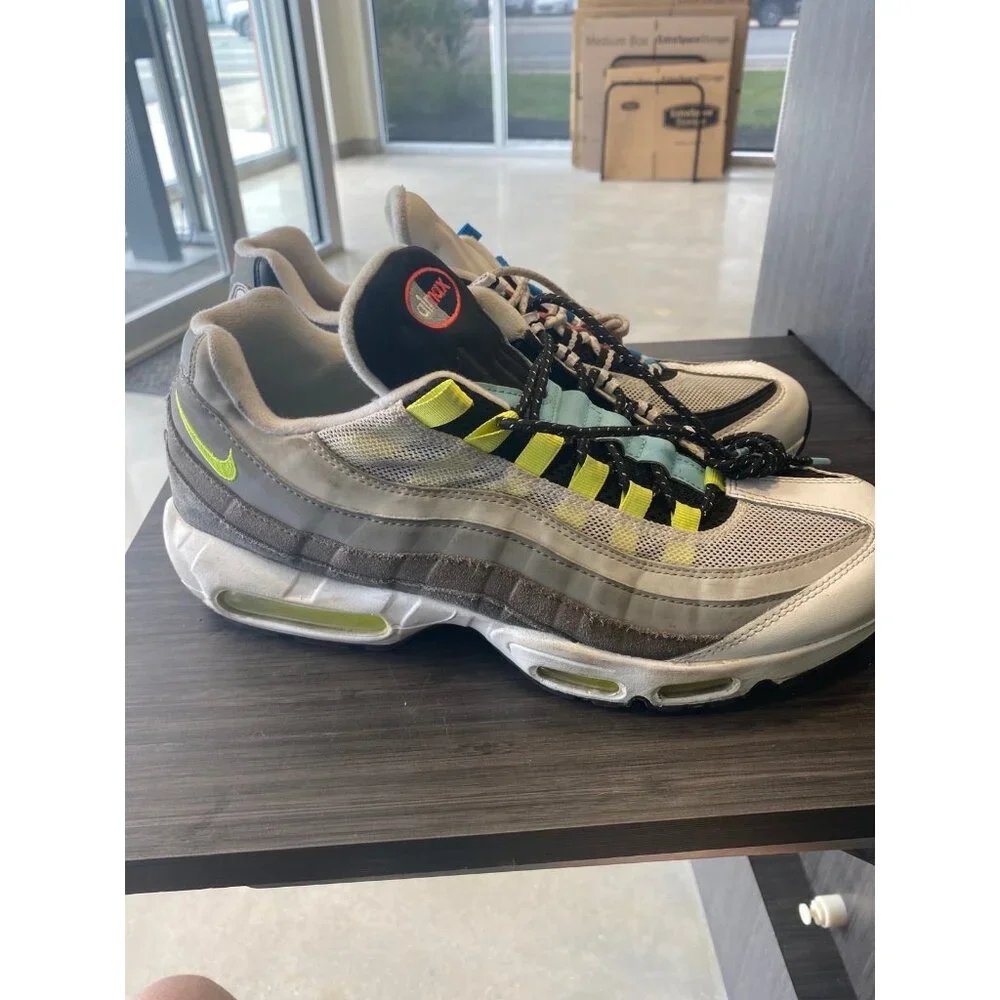 Nike - Picture 3 of 9